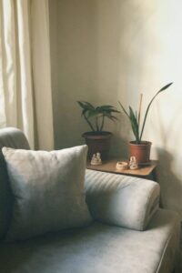 Simple Tips for Creating a Cozy and Inviting Living Room Space